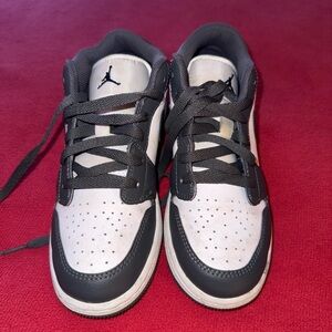 Nike Kids Low-Top Sneakers in White and Dark Gray